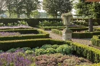 van-Dam-Hoveniers-tuinaanleg-klassieke-tuin-baroktuin-met-diverse-borders-met-beplanting-hagen-en-tuinbeelden