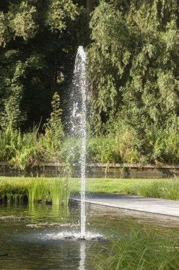 van-Dam-Hoveniers-tuinontwerp-Klassieke-Tuin-tuinaanleg-met-vijver-en-fontein-Montfoort
